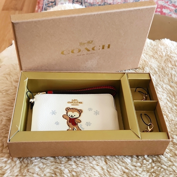 NWT IOB Coach Snowflake & Teddy Bear Chalk Leather Corner Zip Charm Set 🧸❄️ - Picture 1 of 15